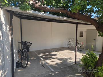 Posto moto coperto