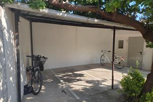 Posto moto coperto