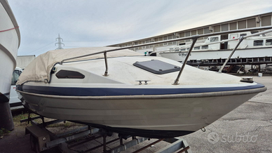 Barca carellabile semicabinata 6 mt Bayliner Capri
