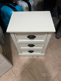 Piccolo comodino in legno bianco
