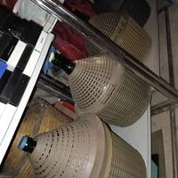 Damigiane impagliate e fiaschi in vetro scuro