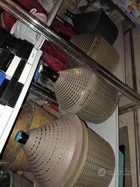 Damigiane impagliate e fiaschi in vetro scuro