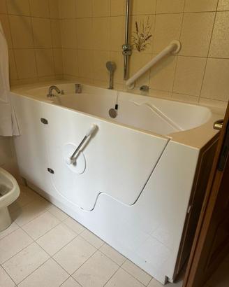 Vasca da bagno con ingresso a sportello laterale