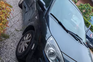 auto perfettamente funzionante, incidentata 
