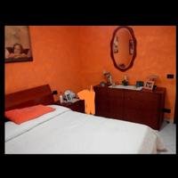 Camera da letto senza armadio.