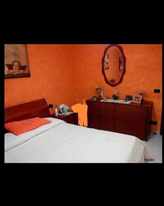 Camera da letto senza armadio.