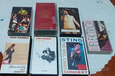 Videocassette VHS di artisti in foto.