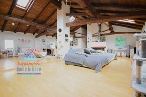 Appartamento di 216 m² con 4 locali e posto auto a