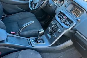 Volvo v40 incidentata marciante