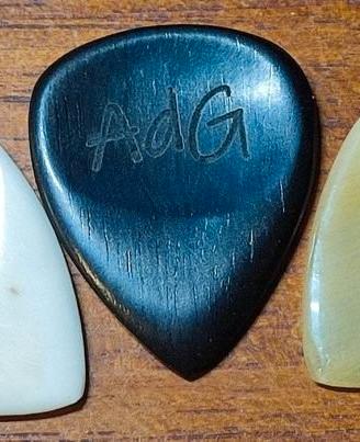 Plettri Artigianali Sagomati in Osso, Corno, Ebano