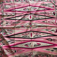 Foulard rosa di Emilio Pucci