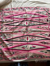 Foulard rosa di Emilio Pucci