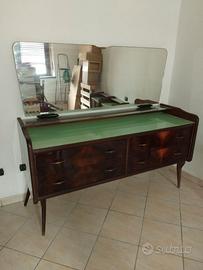 Comò vintage di legno