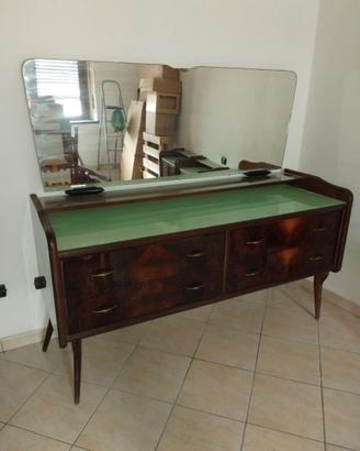 Comò vintage di legno