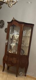 Elegante Vetrinetta in Legno Intagliato