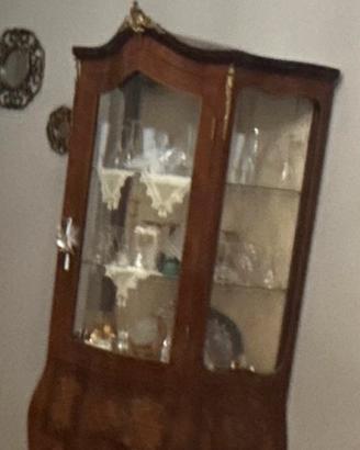 Elegante Vetrinetta in Legno Intagliato