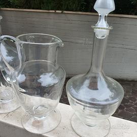 bottiglie e caraffa in cristallo 
