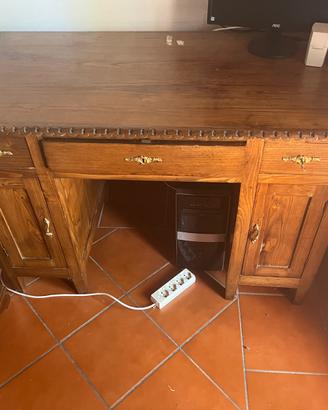 Scrivania in legno