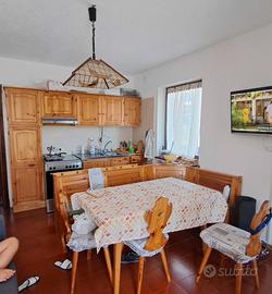 cucina in legno + tavolo sedie e panca
