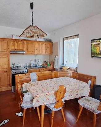 cucina in legno + tavolo sedie e panca