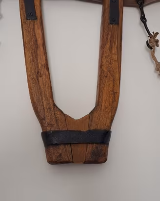 Antico giogo in legno e ferro battuto