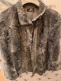 Giacca grigia in pelliccia di astracan