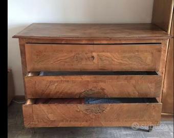 Comò in legno naturale