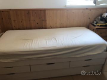 Letto singolo in legno bianco