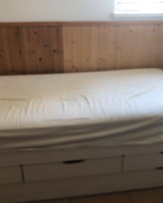 Letto singolo in legno bianco