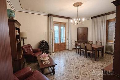 Appartamento di 198 m² con più di 5 locali e posto