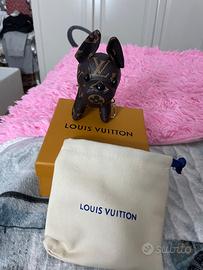 Portachiavi Louise Vuitton a forma di cane, con pe