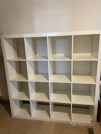 Scaffale libreria a cubi bianchi