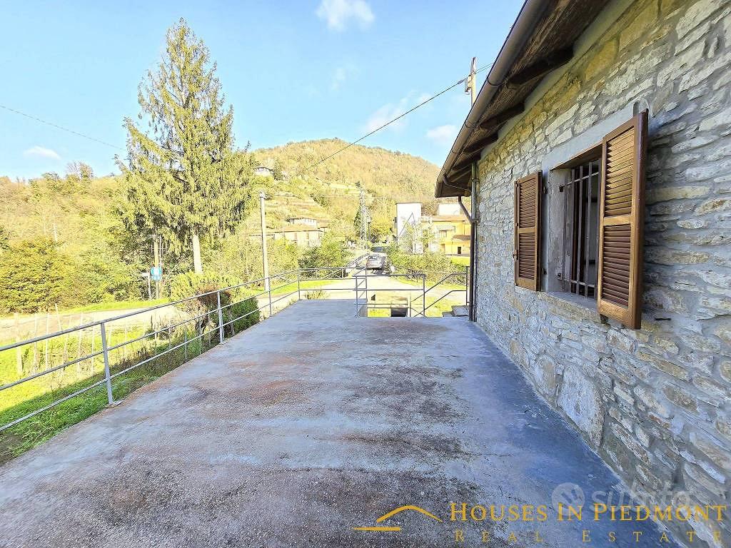 Rustico / Casale di 400 m² con più di 5 locali e b - Altro