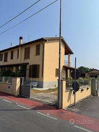 Villetta a schiera. Lido di Camaiore. Libero su 3