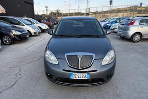 Lancia Ypsilon 1.3 MJT 75 CV Versus
