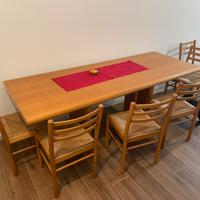 Tavolo in legno chiaro con 8 sedie