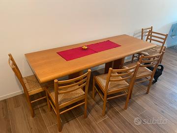 Tavolo in legno chiaro con 8 sedie