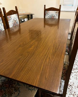 Tavolo in legno e sedie
