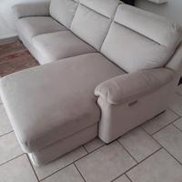 Divano con chaise lounge praticamente nuovo