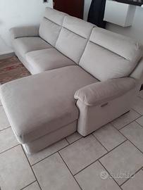 Divano con chaise lounge praticamente nuovo