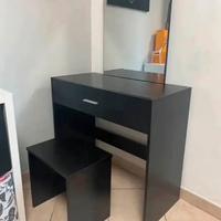 Toeletta da trucco con specchio e sgabello