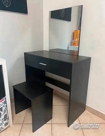 Toeletta da trucco con specchio e sgabello