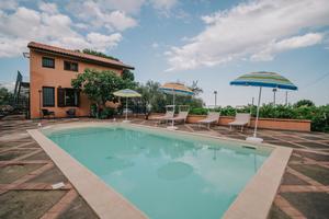 Villa con piscina privata immersa nella natura