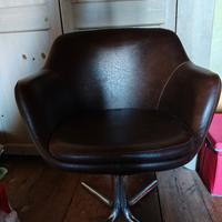 Poltroncina design vintage con base cromata 