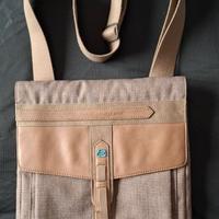 "PIQUADRO" BORSA CON TRACOLLA IN TESSUTO E PELLE.