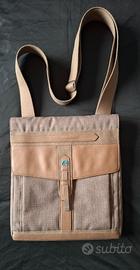 "PIQUADRO" BORSA CON TRACOLLA IN TESSUTO E PELLE.