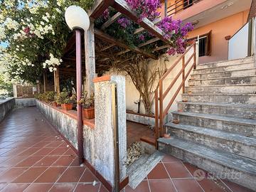 Acqualadrone - 3 locali, piano terra con giardino