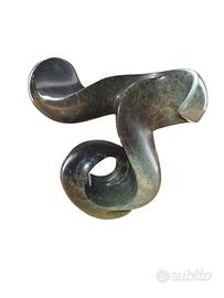 Scultura astratta shona in pietra serpentina verde