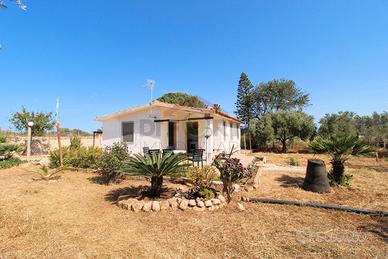 Casa di campagna abitabile e indipendente