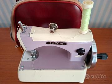 Macchina da cucire giocattolo Necchi anni 70 